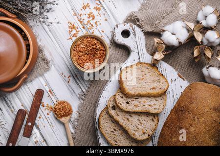 Nature morte de nourriture, tranches de pain fraîches sur bois vue de dessus Banque D'Images