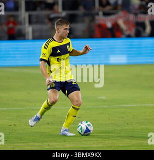 28 juin 2025 : Nashville SC Defender (22 ans) Josh Bauer passe le ballon lors d'un match de football MLS entre le DC United et le Nashville SC à Audi Field à Washington DC. Justin Cooper/CSM Banque D'Images