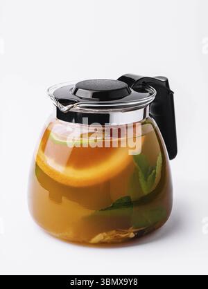 Nature morte, boisson estivale d'eau, de citron vert, d'orange et de feuilles de menthe Banque D'Images