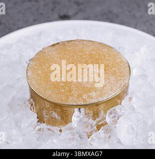 Nature morte de nourriture, caviar de Pike sur glace de gros plan Banque D'Images