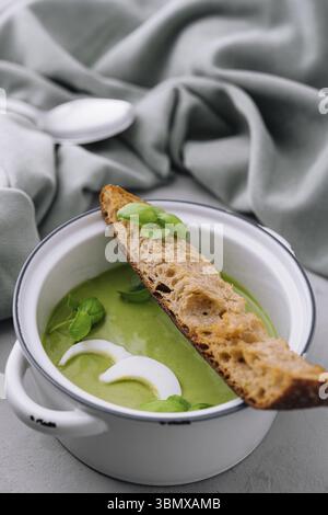 Nature morte, assiette de brocoli et soupe à la crème de pois verts avec pain grillé Banque D'Images