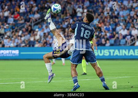Kansas City, KS, États-Unis. 28 juin 2025. Le milieu de terrain du Real Salt Lake Diogo Gonçalves (10 ans) exécute un coup de pied à vélo devant le défenseur sportif de Kansas City Logan Ndenbe (18 ans) pendant la deuxième mi-temps au Childrens Mercy Park à Kansas City, Kansas City, Kansas. David Smith/CSM/Alamy Live News Banque D'Images