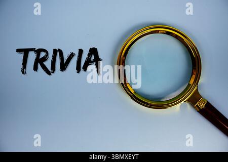 Texte trivia avec loupe sur fond bleu Banque D'Images