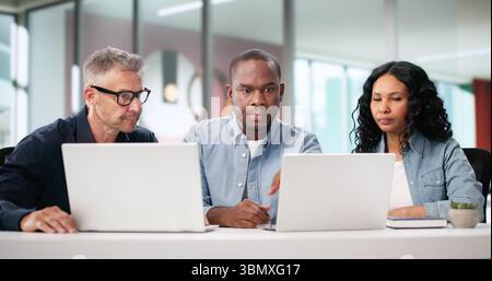 Designers africains et latinx innovants travaillant ensemble sur Tech Project. Banque D'Images