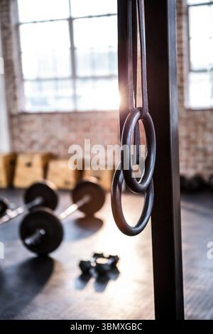 Anneaux de gymnastique contre la fenêtre dans la salle de gym Banque D'Images