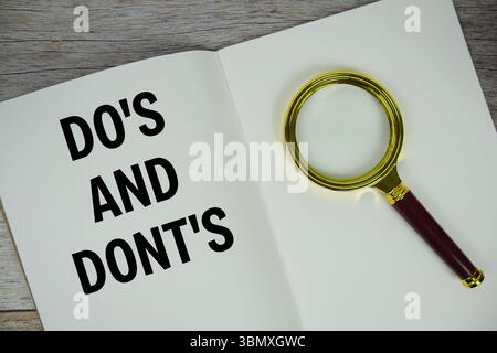 Texte de do et de ne pas écrit au tableau avec réveil sur fond de bois Banque D'Images