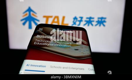 Allemagne. 06 juin 2025. Dans cette illustration photo, un téléphone portable avec le site Web de la société chinoise TAL Education Group est vu sur l'écran devant le logo. Crédit : SOPA images Limited/Alamy Live News Banque D'Images