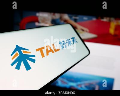 Allemagne. 06 juin 2025. Dans cette illustration photo, un smartphone avec le logo de la société chinoise TAL Education Group est vu sur l'écran en face du site Web. Crédit : SOPA images Limited/Alamy Live News Banque D'Images