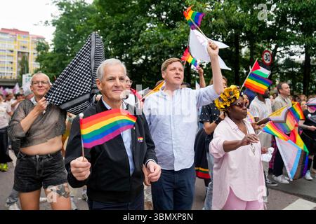 Oslo, Norvège. 28 juin 2025. Oslo 20250628. Le premier ministre Jonas Gahr Store et le ministre du développement Asmund Aukrust lors du défilé de la fierté à Oslo. Le défilé de la fierté célèbre la diversité queer, et va du Groenland au Pride Park au Kontraskjaret à Oslo samedi après-midi. Photo : Fredrik Varfjell/NTB crédit : NTB/Alamy Live News Banque D'Images