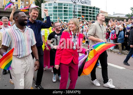 Oslo, Norvège. 28 juin 2025. Oslo 20250628. Anne Lindboe, maire d'Oslo, lors du défilé de la fierté à Oslo. Le défilé de la fierté célèbre la diversité queer, et va de Grønland à Pride Park au Kontraskjaret à Oslo samedi après-midi. Photo : Fredrik Varfjell/NTB crédit : NTB/Alamy Live News Banque D'Images