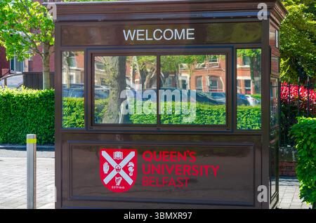 Belfast Co. Antrim Irlande du Nord 23 avril 2025 - hutte de sécurité à l'Université Queens Banque D'Images