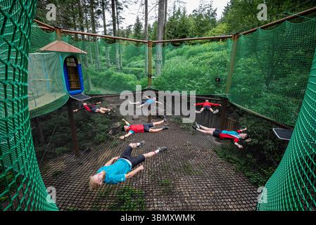 Les membres du personnel testent une nouvelle attraction appelée Adventure nets à Center Parcs, à Longleat Forest, Wiltshire. L'attraction comprend une série de cabanes dans les arbres reliées par un réseau de filets suspendus de sept mètres dans les airs où les invités devront naviguer à travers des tunnels, des ponts de corde et une incroyable zone de trampoline. Date de la photo : mardi 24 juin 2025. Banque D'Images