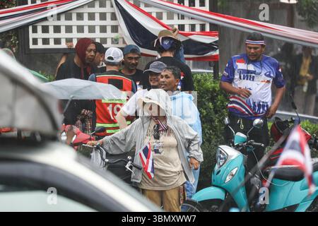 Bangkok, Thaïlande. 28 juin 2025. Les manifestants nationalistes se sont joints à l'événement du Front Uni pour la Terre pour protéger la souveraineté au Monument de la victoire pour exprimer leur mécontentement envers le premier ministre Paetongtarn Shinawatra et son cabinet au sujet du conflit le long de la frontière cambodgienne et de la perte de bénéfices pour le pays. (Photo par Adirach Toumlamoon/Pacific Press) crédit : Pacific Press Media production Corp./Alamy Live News Banque D'Images