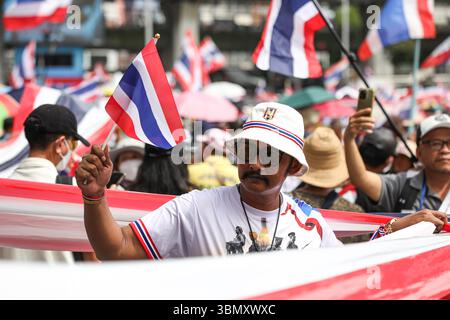 Bangkok, Thaïlande. 28 juin 2025. Les manifestants nationalistes se sont joints à l'événement du Front Uni pour la Terre pour protéger la souveraineté au Monument de la victoire pour exprimer leur mécontentement envers le premier ministre Paetongtarn Shinawatra et son cabinet au sujet du conflit le long de la frontière cambodgienne et de la perte de bénéfices pour le pays. (Photo par Adirach Toumlamoon/Pacific Press) crédit : Pacific Press Media production Corp./Alamy Live News Banque D'Images