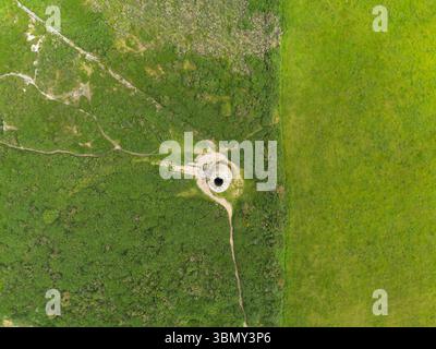 Une vue aérienne très large, de haut en bas, révélant la cheminée des mines de plomb Ballycorus et un réseau de sentiers au milieu d'un paysage verdoyant tentaculaire Banque D'Images