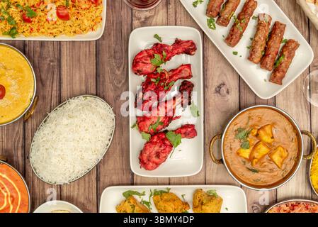 Plats de style indien avec divers currys et poulet rôti tandoori avec toutes sortes d'épices Banque D'Images