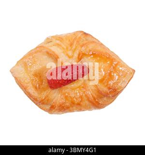 C'est du pain danois à la fraise isolé sur blanc. Banque D'Images