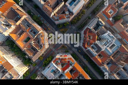 Vue aérienne de haut en bas de la place Oktogon à Budapest, Hugnary Banque D'Images