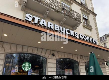 Genève, Suisse - 12 janvier 2023. Café Starbucks. Starbucks Coffee est une chaîne américaine de cafés fondée à Seattle Banque D'Images