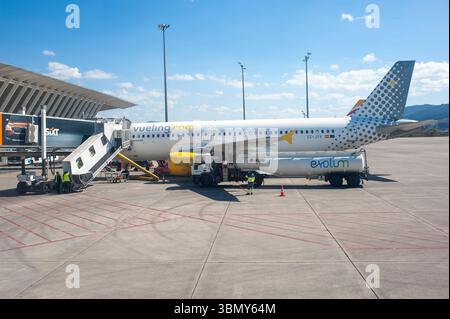 Vueling Aircraft sur le tarmac de l'aéroport de Bilbao, un hub clé reliant le pays Basque aux principales destinations européennes. Banque D'Images