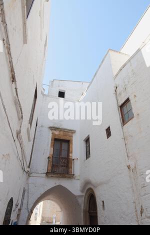 Ruelle caractéristique dans la belle ville d'Ostuni, également appelée la ville Blanche. Salento, province de Brindisi, Italie Banque D'Images