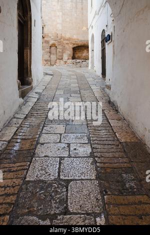 Ruelle caractéristique dans la belle ville d'Ostuni, également appelée la ville Blanche. Salento, province de Brindisi, Italie Banque D'Images