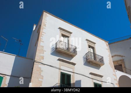 Bâtiment caractéristique dans la belle ville d'Ostuni, également appelée la ville Blanche. Salento, province de Brindisi, Italie Banque D'Images
