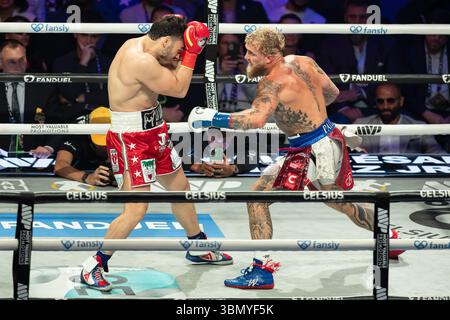Anaheim, États-Unis. 28 juin 2025. Jake Paul combat Julio Cesar Chavez Jr. au Honda Center à Anaheim, CA le 28 juin 2025. (Photo de Corine Solberg/Sipa USA) crédit : Sipa USA/Alamy Live News Banque D'Images