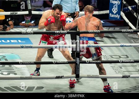 Anaheim, États-Unis. 28 juin 2025. Julio Cesar Chavez Jr. combat Jake Paul au Honda Center à Anaheim, CA le 28 juin 2025. (Photo de Corine Solberg/Sipa USA) crédit : Sipa USA/Alamy Live News Banque D'Images