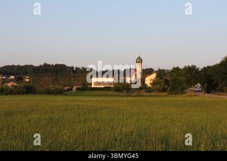 SOYEN, ALLEMAGNE - 11 JUIN 2025 : vue lointaine du village de Soyen avec l'église réunissant Michael et les maisons environnantes vues à travers un champ vert dans Banque D'Images