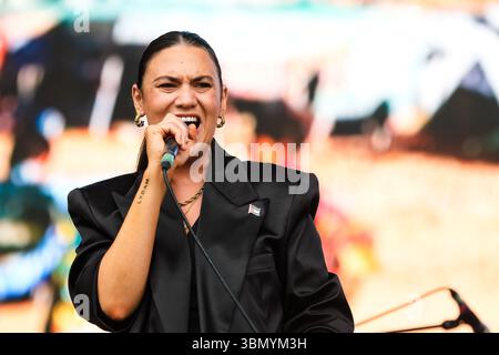 Pilton, Royaume-Uni. 29 juin 2025. Nadine Shah se produit sur The Other Stage lors du Glastonbury Festival 2025 à Worthy Farm. Crédit photo : Julie Edwards./Alamy Live News Banque D'Images