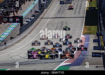 Spielberg, Autriche. 29 juin 2025. Début de la course de la 7ème manche du Championnat FIA de formule 2 2025 du 27 au 29 juin 2025 sur le Red Bull Ring, à Spielberg, Autriche - Diederik van der Laan / DPPI Credit : Independent photo Agency/Alamy Live News Banque D'Images