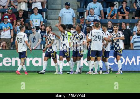 28 juin 2025 : les joueurs du Real Salt Lake célèbrent un premier but de mi-temps du milieu de terrain Johnny Russell (77) contre le Sporting Kansas City au Childrens Mercy Park à Kansas City, Kansas City. David Smith/CSM Banque D'Images
