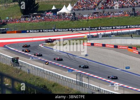 Spielberg, Autriche. 29 juin 2025. Sport automobile : Championnat du monde de formule 1, Grand Prix d'Autriche, course : après un accident dans les premières étapes de la course, les pilotes traversent la piste derrière la voiture de sécurité. Crédit : Philipp von Ditfurth/dpa/Alamy Live News Banque D'Images