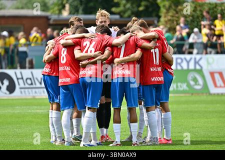 Hvidovre, Danemark. 28 juin 2025. Les joueurs de Hvidovre IF s’unissent en caucus lors d’un match test de pré-saison entre Hvidovre IF et Broendby IF au Pro ventilation Arena de Hvidovre. Banque D'Images