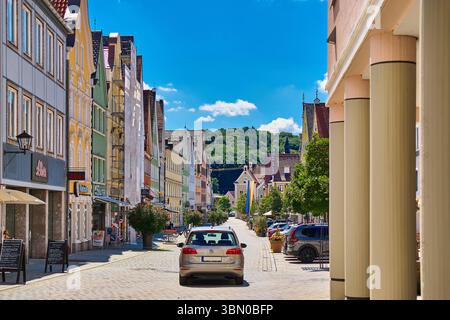 Mindelheim, Bavière, Allemagne - 28 juin 2025 : une voiture traverse le centre-ville ensoleillé de Mindelheim dans la région de Unterallgäu. La vieille ville historique avec ses façades colorées, ses petits magasins et ses confortables cafÃ s vous invite à vous promener et à vous attarder *** Ein Auto fährt durch die sonnige Innenstadt von Mindelheim im Unterallgäu. Die historische Altstadt mit bunten Fassaden, kleinen Geschäften und gemütlichen CafÃ s lädt zum Bummeln und Verweilen ein Banque D'Images