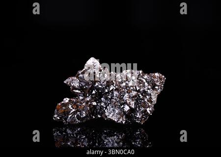 Cristaux bruns de descloizite. Spécimen de Berg Aukas, Namibie. photographie isolée sur fond noir. macro détail gros plan cristal minéral Banque D'Images