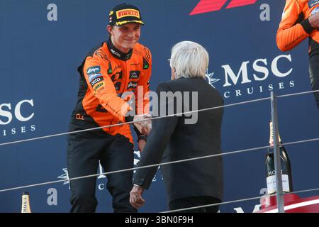 Spielberg, Autriche. 29 juin 2025. 6/29/2025 - Oscar Piastri (AUS) - McLaren Formula 1 Team - McLaren MCL39 - Mercedes acclamant M. Bernie Ecclestone (GBR) ancien président de la FOM sur le podium de la course lors du Formula 1 MSC Cruises Austrian Grand Prix 2025, Spielberg, Autriche, du 26 au 29 juin - Round 11 du 24 du Championnat du monde de F1 2025 (photo par Alessio de Marco/Sipa USA) crédit : Sipa Live News Banque D'Images