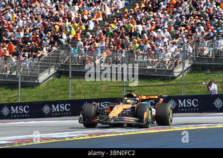 Spielberg, Autriche. 29 juin 2025. Oscar PIASTRI (AUS) au volant de McLaren au virage 1 lors du GP AUTRICHIEN DES CROISIÈRES MSC 2025 à Spielberg (Styrie, Autriche), 11ème manche du Championnat du monde FIA F1 2025. Crédit : Riccardo Righetti/Alamy Live News Banque D'Images