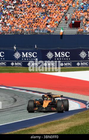 Spielberg, Autriche. 29 juin 2025. Oscar PIASTRI (AUS) au volant de McLaren au virage 10 lors du GP AUTRICHIEN DES CROISIÈRES MSC 2025 à Spielberg (Styrie, Autriche), 11ème manche du Championnat du monde FIA F1 2025. Crédit : Riccardo Righetti/Alamy Live News Banque D'Images