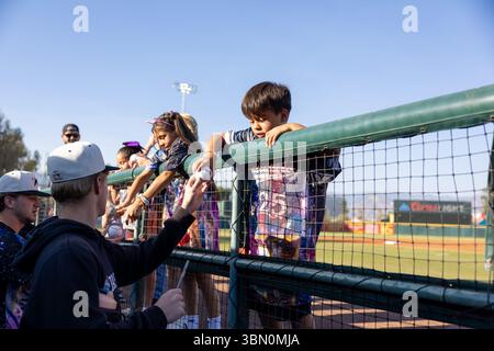 28 juin 2025 : un jeune fan demande un autographe à un joueur des 66ers au San Manuel Stadium, San Bernardino, CA. Greg Fiore/Cal Sport Media (crédit image : © Greg Fiore/Cal Sport Media) Banque D'Images