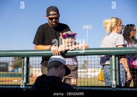 28 juin 2025 : un jeune fan demande un autographe à un joueur des 66ers au San Manuel Stadium, San Bernardino, CA Greg Fiore/Cal Sport Media Banque D'Images