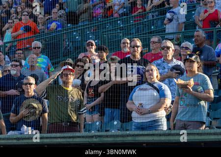 28 juin 2025 : les fans des Inland Empire 66ers se tiennent pendant l'hymne national avant un match contre les Visalia Rawhide au San Manuel Stadium, San Bernardino, CA. Greg Fiore/Cal Sport Media Banque D'Images