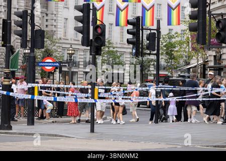 Une voiture s'est écrasée dans le centre de Piccadilly Circus dans le centre de Londres blessant deux hommes de 22 ans, Angleterre, Royaume-Uni Banque D'Images