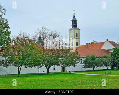 Vue sur le clocher baroque de l'ancien monastère de Krušedol. Serbie Banque D'Images