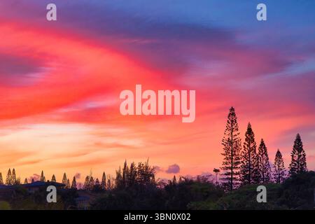 Le ciel s'enflamme au coucher du soleil à Wailuku sur Maui. Banque D'Images