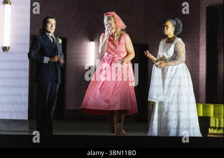 de gauche à droite : Carlo Vistoli (Athamas), Niamh O'Sullivan (Ino), Pretty Yende (Semele) in SEMELE at the Royal Opera, Covent Garden, Londres WC2 30/062025 musique : George Frideric Handel livret : William Congreve chef d'orchestre : Christian Curnyn design : Annemarie Woods éclairage : Fabiana Piccioli mouvement : Sarah Fahie réalisatrice : Oliver Mears Banque D'Images