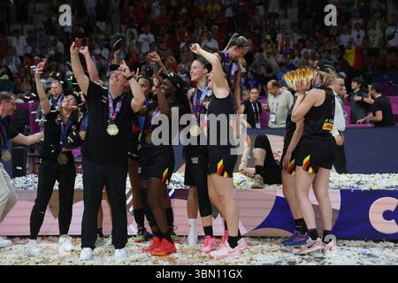 Pirée, Grèce. 29 juin 2025. Les chats belges célèbrent la victoire d'un match de basket-ball entre l'Espagne et l'équipe nationale belge 'The Belgian Cats' le dimanche 29 juin 2025 au Pirée, en Grèce, la finale de l'EuroBasket 2025 féminin de la FIBA. BELGA PHOTO VIRGINIE LEFOUR crédit : Belga News Agency/Alamy Live News Banque D'Images