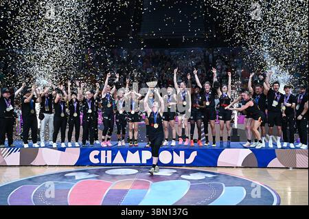 Pirée, Pirée, Grèce. 29 juin 2025. 11 EMMA MEESSEMAN de Belgique lève le trophée lors de la cérémonie de remise des médailles FIBA Women's Eurobasket 2025 le 25 juin 2025 au Pirée, Grèce (image crédit : © Stefanos Kyriazis/ZUMA Press Wire) USAGE ÉDITORIAL SEULEMENT ! Non destiné à UN USAGE commercial ! Crédit : ZUMA Press, Inc/Alamy Live News Banque D'Images