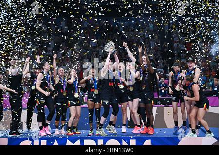 Pirée, Grèce. 29 juin 2025. 11 Emma Meesseman de Belgique lève le trophée lors de la cérémonie de remise des médailles FIBA Women's Eurobasket 2025 le 25 juin 2025 au Pirée, en Grèce. Crédit : Agence photo indépendante/Alamy Live News Banque D'Images